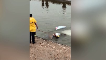 Brawurowa akcja ratunkowa. Strażak wyciągnął kobietę z zanurzonego samochodu