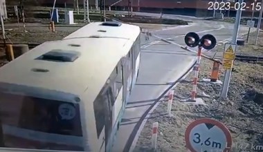 Brawurowa jazda kierowcy autobusu. Wyłamał rogatki i popędził dalej