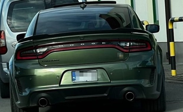 Brawurowy drift po ulicach Jasła sportowym Dodge'em. Kierowca zapłacił słony mandat
