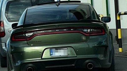 Brawurowy drift po ulicach Jasła sportowym Dodge'em. Kierowca zapłacił słony mandat