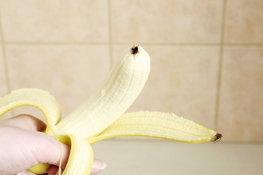Brązowa plamka na bananie - jeść czy nie jeść? /Shutterstock