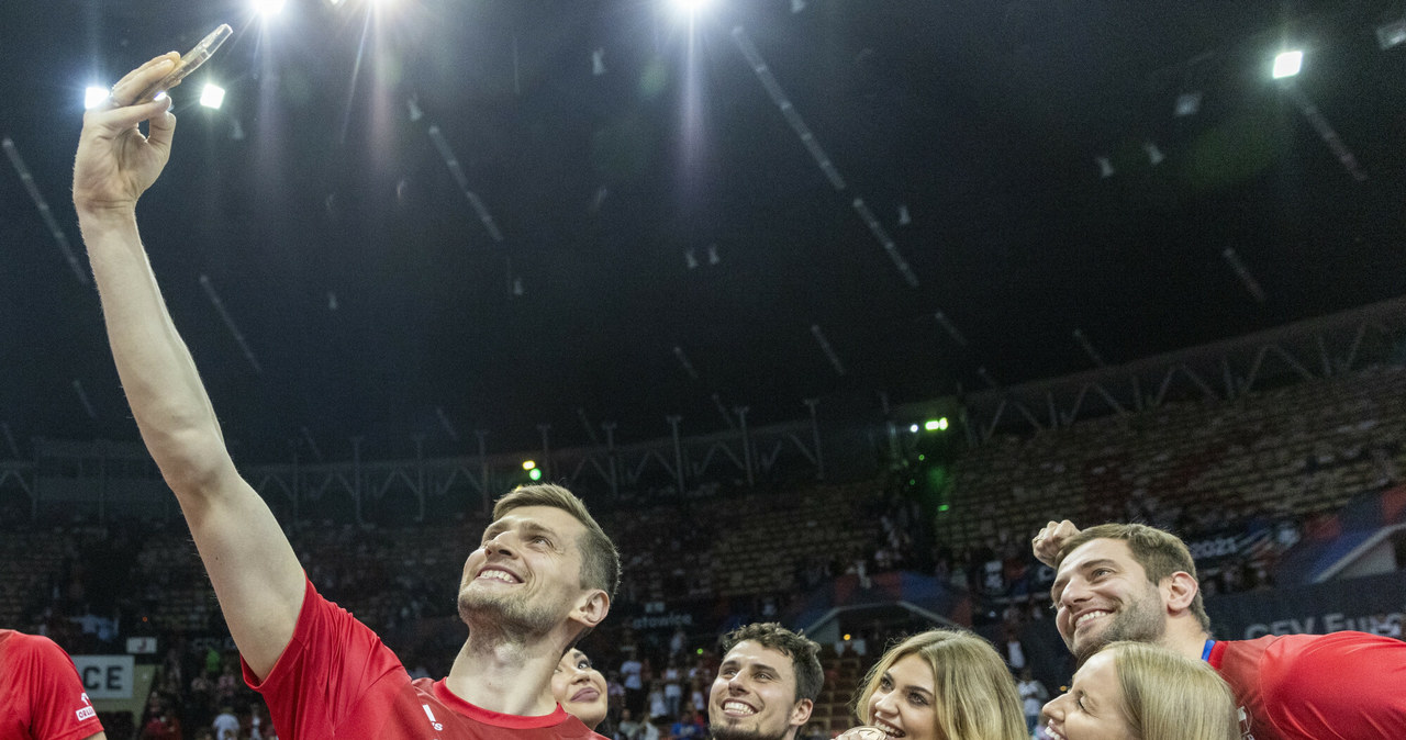 Brązowy medal polscy siatkarze celebrowali w towarzystwie ukochanych kobiet /Andrzej Iwańczuk /Reporter