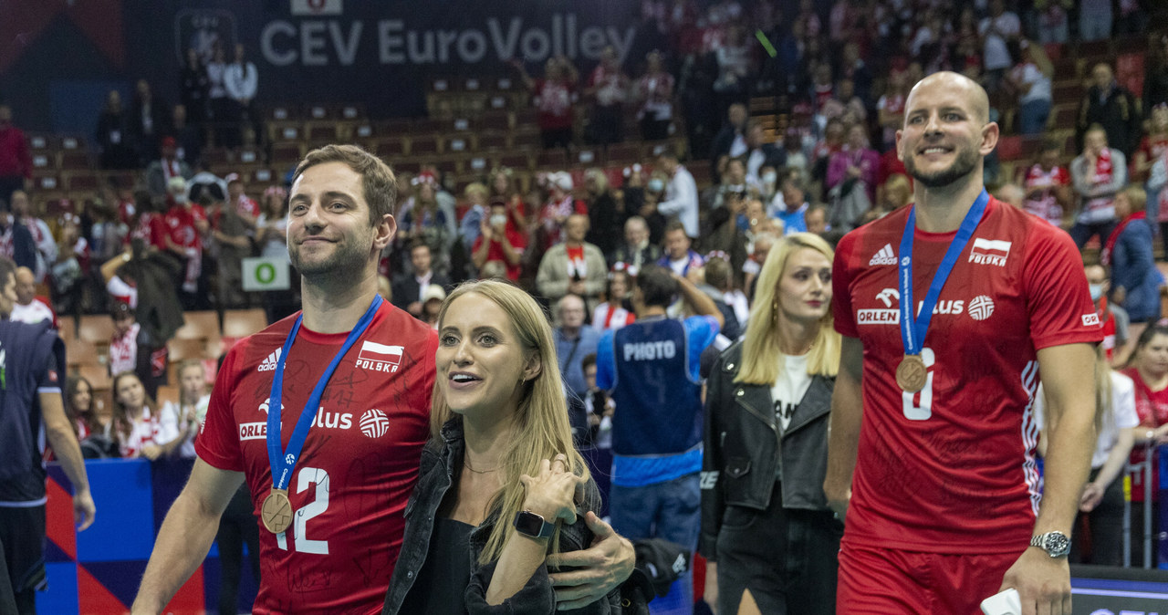 Brązowy medal polscy siatkarze celebrowali w towarzystwie ukochanych kobiet /Andrzej Iwańczuk /Reporter