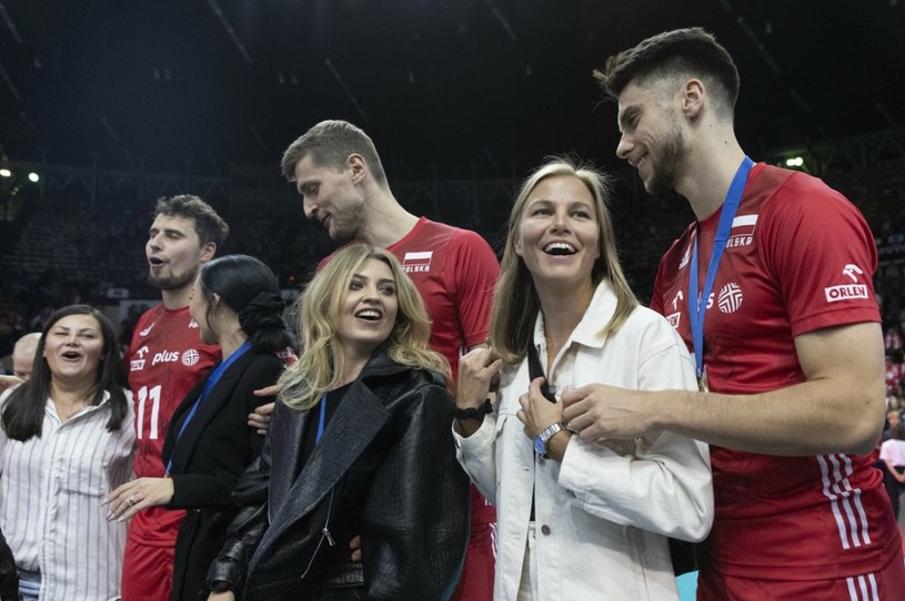Brązowy medal polscy siatkarze celebrowali w towarzystwie ukochanych kobiet /Andrzej Iwańczuk /Reporter