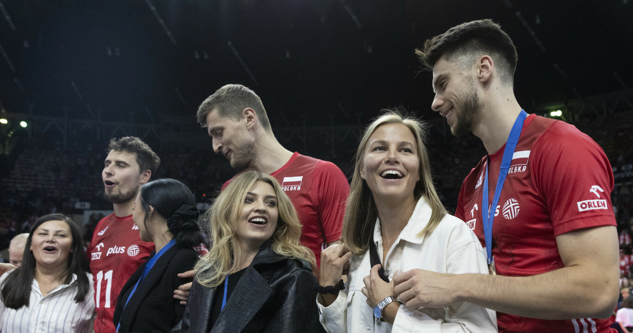 Brązowy medal polscy siatkarze celebrowali w towarzystwie ukochanych kobiet /Andrzej Iwańczuk /Reporter