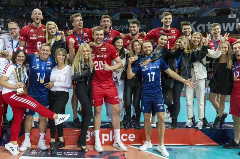 Brązowy medal polscy siatkarze celebrowali w towarzystwie ukochanych kobiet /Andrzej Iwańczuk /Reporter