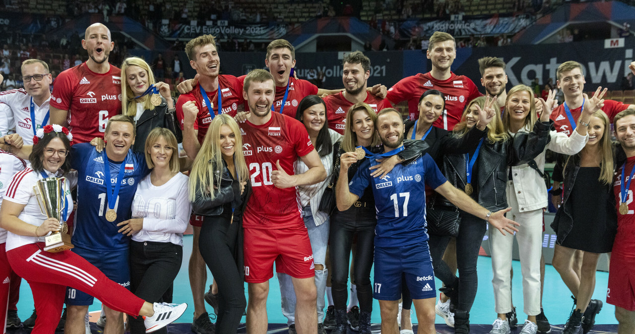 Brązowy medal polscy siatkarze celebrowali w towarzystwie ukochanych kobiet /Andrzej Iwańczuk /Reporter