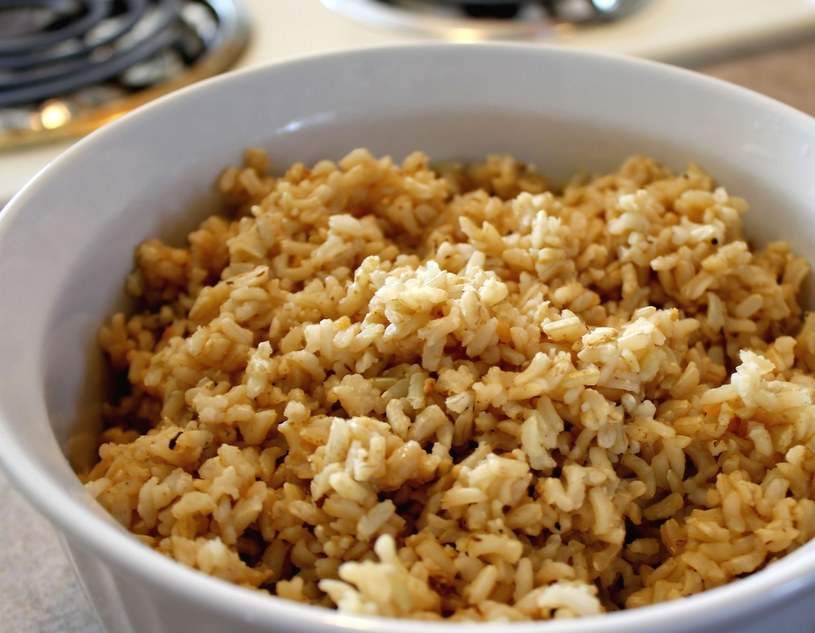 Brązowy ryż jest źródłem magnezu, który jest niezbędny dla prawidłowej pracy mięśnia sercowego /123RF/PICSEL