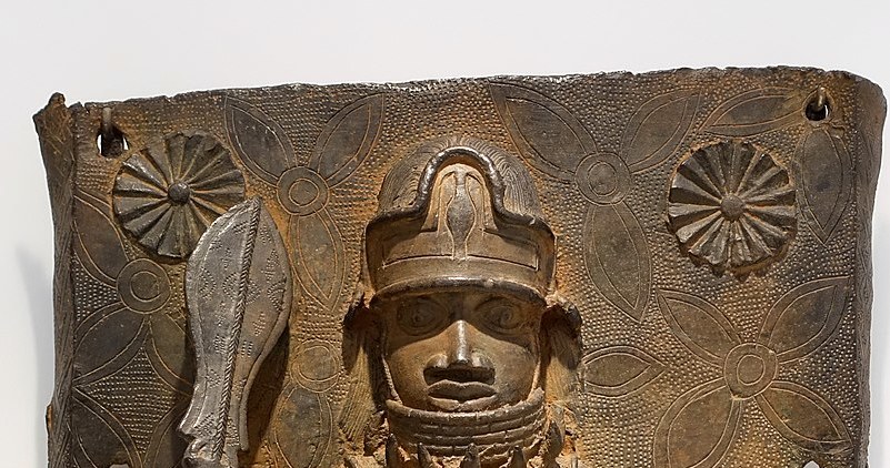 Brązy z Beninu to ogólna nazwa metalowych rzeźb, przedstawiających kulturę Królestwa. Prócz tablic tworzone były w formie zwykłych figurek czy nawet biżuterii /Wikipedia