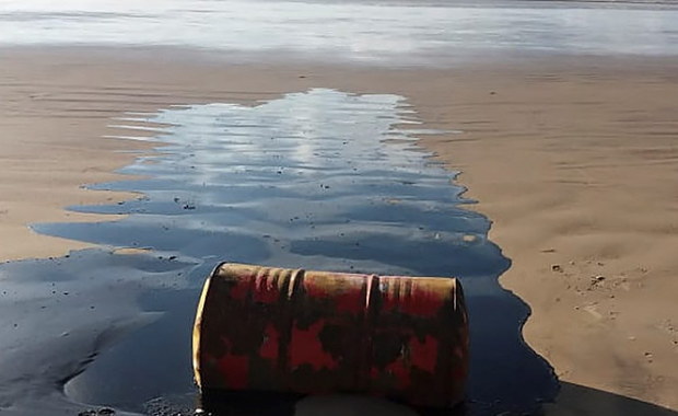 Brazylia: Wielkie plamy ropy na dziesiątkach plaż. Trwa akcja czyszczenia