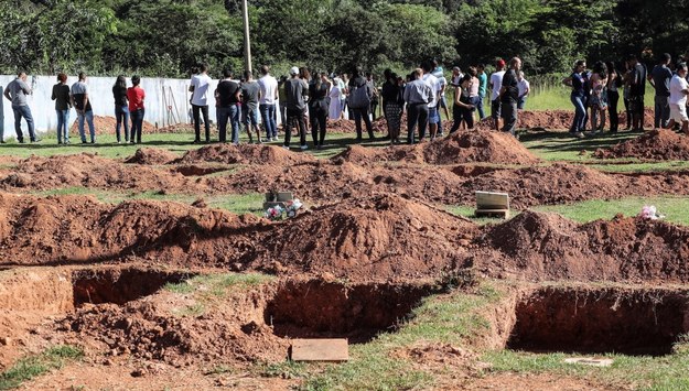 Brazylijczycy chowają zabitych w katastrofie /Antonio Lacerda /PAP/EPA
