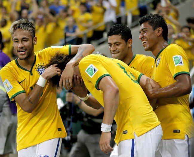 Brazylijczycy cieszą się po drugiej bramce /PAP/EPA/SERGEY DOLZHENKO /PAP/EPA