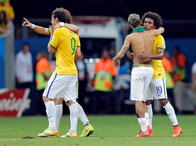 Brazylijczycy cieszą się po wygranym meczu /ROBERT GHEMENT /PAP/EPA