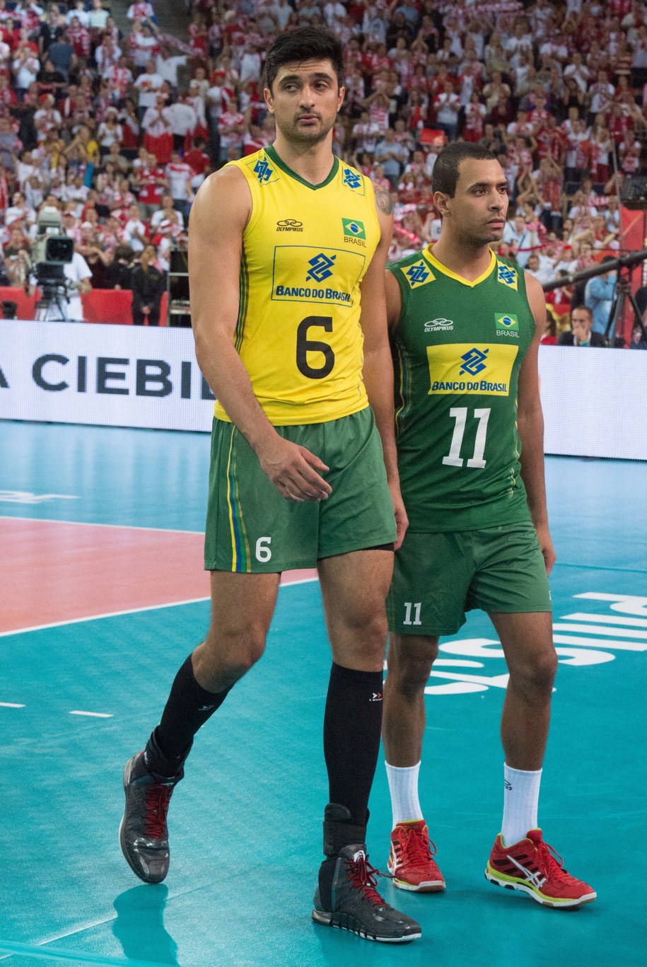 Brazylijczycy Leandro Vissotto Neves (L) i Felipe Lourenço Silva po przegranej z Polską /Grzegorz Michałowski /PAP/EPA