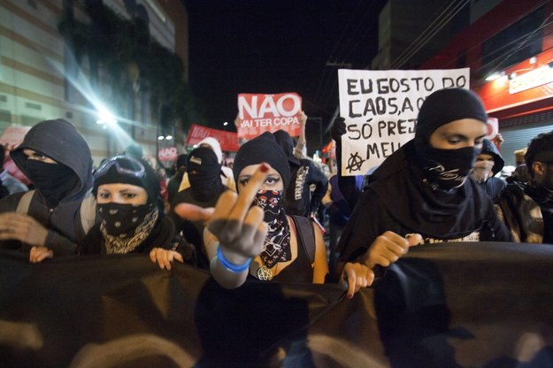 Brazylijczycy od miesięcy protestują przeciwko organizacji MŚ 2014 w ich kraju. Na zdjęciu: demonstracja w Sao Paulo /Sebastiăo Moreira /PAP/EPA