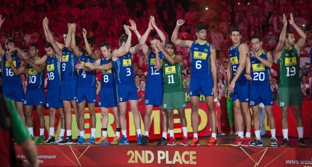 Brazylijczycy podczas dekoracji po meczu finałowym mistrzostw świata siatkarzy z Polską /Andrzej Grygiel /PAP