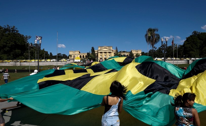 Brazylijczycy z gigantycznym banerem protestowali przeciw korupcji w kraju /AFP