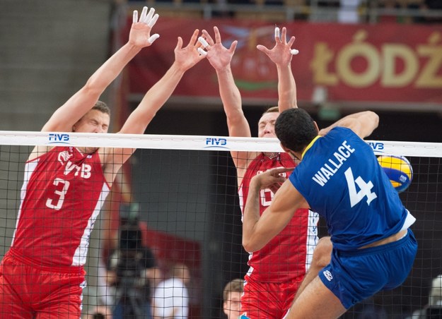 Brazylijczyk Wallace De Souza (P) oraz Rosjanie Nikolay Apalikov (L) i Alexey Spiridonov w meczu grupy H mistrzostw świata siatkarzy w Łodzi /Grzegorz Michałowski /PAP