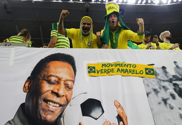 Brazylijscy kibice pamiętają o swojej legendzie /RUNGROJ YONGRIT /PAP/EPA