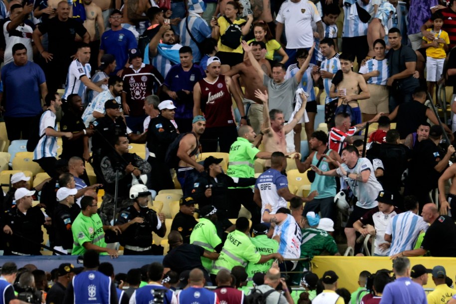 Brazylijska policja w akcji przeciwko argentyńskim kibicom /Antonio Lacerda /PAP/EPA