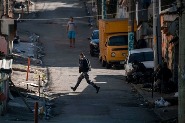 Brazylijskie siły bezpieczeństwa podczas jednej z operacji w Rio de Janeiro na zdjęciu z 2018 roku /AFP PHOTO / MAURO PIMENTEL /East News