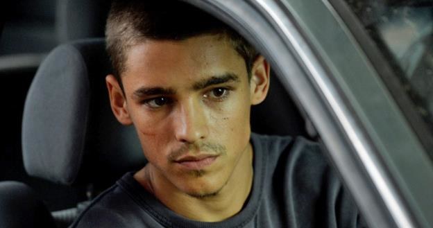 Brenton Thwaites w scenie z thrillera "Son of a Gun" /materiały dystrybutora