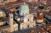 Brescia, stara i nowa katedra na placu Pawła VI /Encyklopedia Internautica
