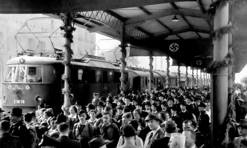 Breslau Freiburger Bahnhof (Dworzec Świebodzki) w lepszych dla wrocławian czasach. Podczas ewakuacji cywilów na widocznym na zdjęciu peronie rozgrywały się dantejskie sceny /