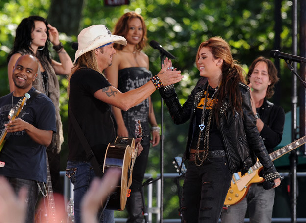 Bret Michaels i Miley Cyrus razem na scenie - fot. Bryan Bedder /The New York Times