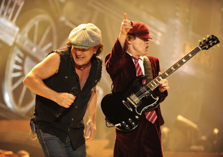 Brian Johnson i Angus Young (AC/DC) fot. Kevin Mazur /Getty Images/Flash Press Media