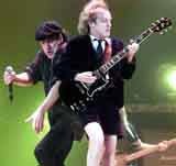 Brian Johnson i Angus Young (AC/DC) /poboczem.pl