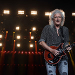 Brian May z Queen nie może powstrzymać łez, gdy śpiewa z Freddiem Mercurym
