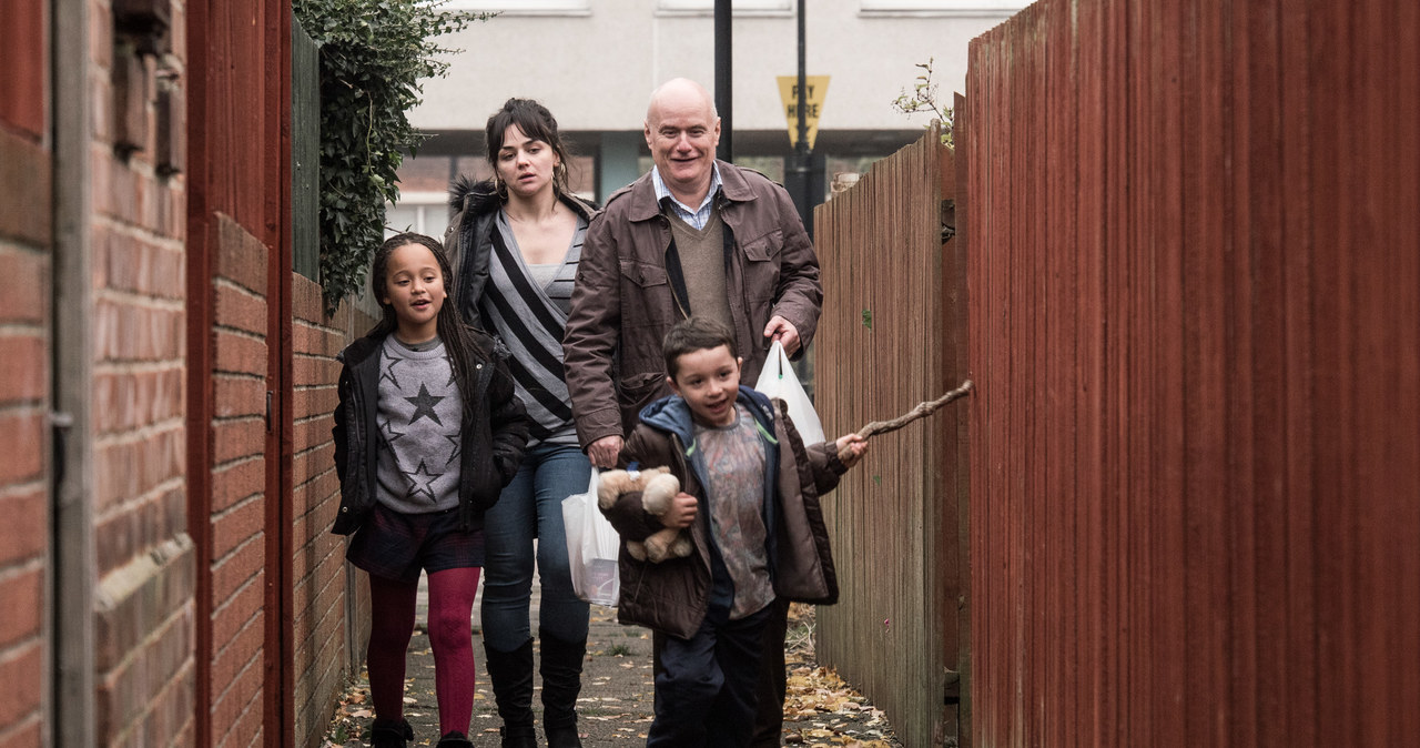 Briana Shann, Hayley Squires, Dylan McKiernan i Dave Johns w scenie z filmu "Ja, Daniel Blake" /materiały prasowe