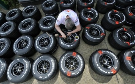 Bridgestone przygotuje zupełnie nowe opony na sezon 2009 /AFP