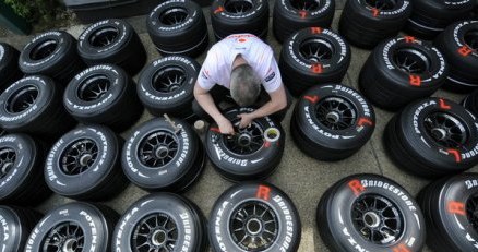 Bridgestone przygotuje zupełnie nowe opony na sezon 2009 /AFP