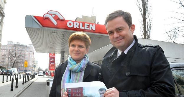 Briefing posłów  PiS Adama Hofmana i Beaty Szydło  na stacji  Orlen. Fot. Jacek Domiński /Reporter