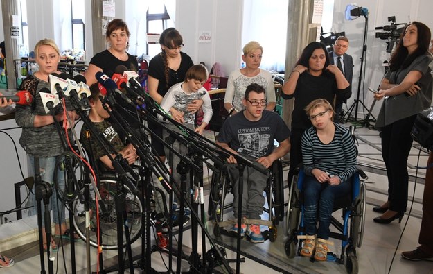 Briefing prasowy protestujących w Sejmie opiekunów osób niepełnosprawnych /Radek Pietruszka /PAP