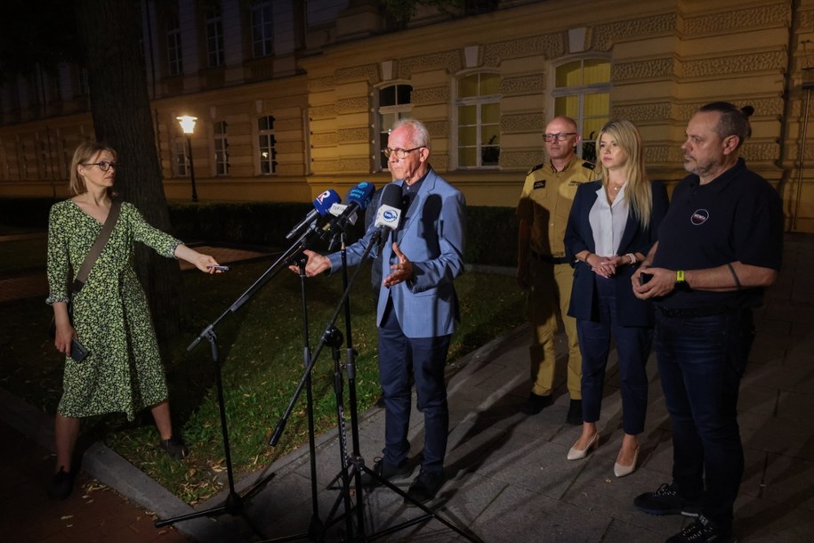 Briefing prasowy ws. sytuacji pogodowej przed Kancelarią Prezesa Rady Ministrów w Warszawie /Albert Zawada /PAP