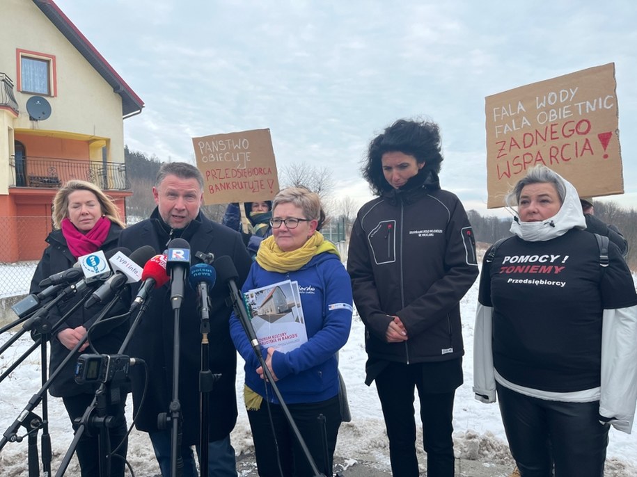 Briefing prasowy z udziałem burmistrz Barda Marty Ptasińskiej i ministra ds. powodzi Marcina Kierwińskiego /Martyna Czerwińska /RMF FM