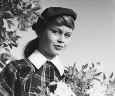 Brigitte Anne Marie Bardot, urodzona 28 września 1934 roku, mając zaledwie 15 lat, pojawiła się na okładce magazynu "Elle", a w wieku 18 zadebiutowała w filmie "Wioska w Normandii" (na zdjęciu). Szybko zyskała status gwiazdy. Ale to film Rogera Vadima "I Bóg stworzył kobietę" z 1956 roku uczynił z 22-letniej wówczas Francuzki symbol seksu i... wylansował kostium bikini.