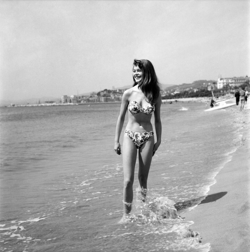 Brigitte Bardot na festiwalu w Cannes w 1953 roku wzbudziła sensację, fot. WATFORD/Mirrorpix/Mirrorpix /Getty Images