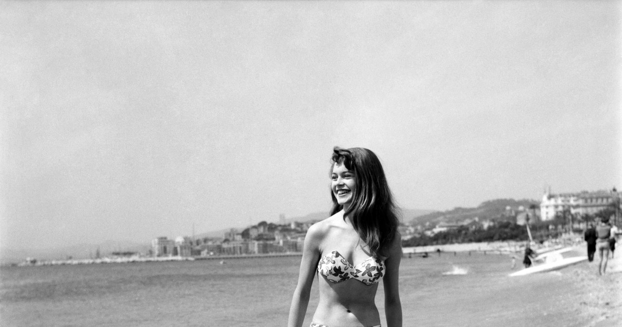 Brigitte Bardot na festiwalu w Cannes w 1953 roku wzbudziła sensację, fot. WATFORD/Mirrorpix/Mirrorpix /Getty Images