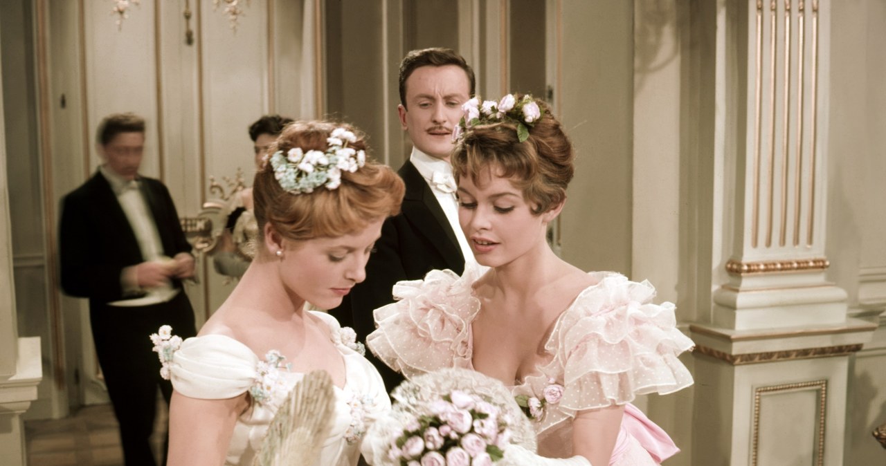 Brigitte Bardot (pierwsza po prawej) w filmie "Wielkie manewry" /Sunset Boulevard / Contributor /Getty Images