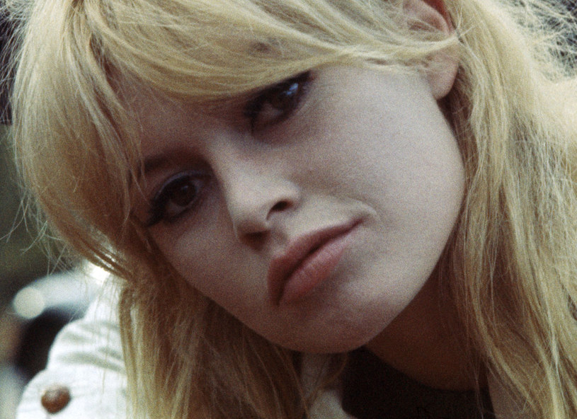 Brigitte Bardot upinała włosy wykorzystując do tego cienkie aksamitki i wstążki w czarnym kolorze