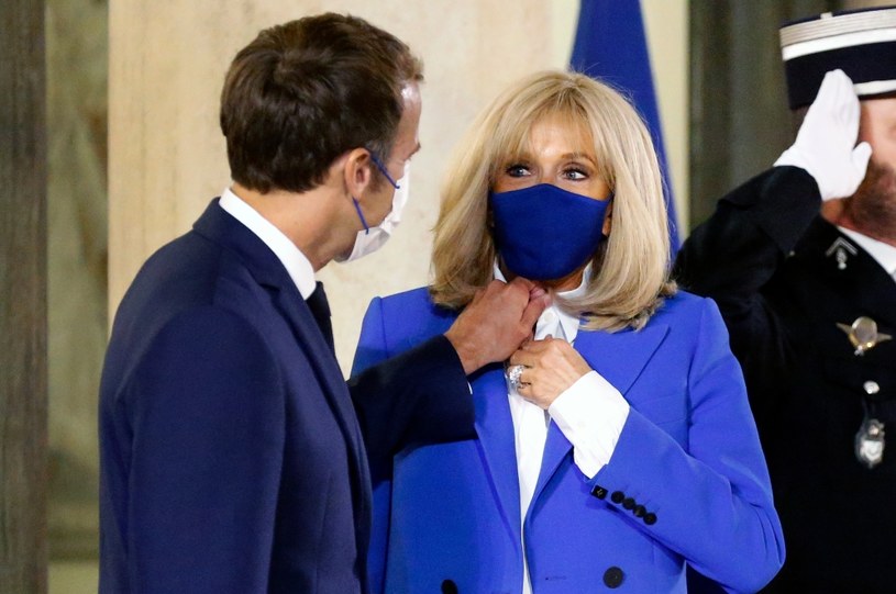 Brigitte Macron do koloru płaszcza dobrała także kolor maseczki /Getty Images