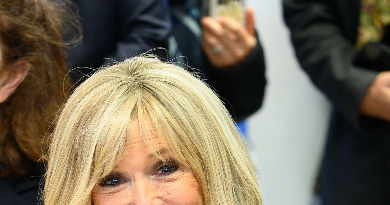 Brigitte Macron uwielbia grzywkę w stylu curtain bangs /Jacques Witt/SIPA/SIPA/East News /East News