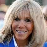 Brigitte Macron w stylizacji, która odejmuje lat