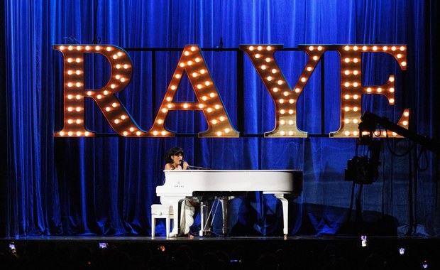 Brit Awards: Raye bije rekord z sześcioma statuetkami