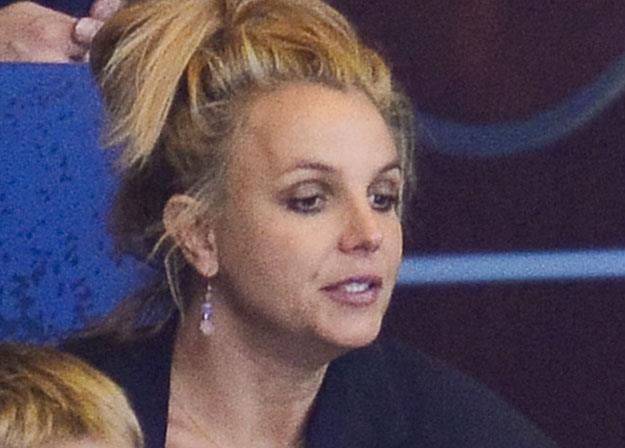 Britney Spears śpiewa na żywo... jeżeli tylko jest w stanie śpiewać fot. Noel Vasquez /Getty Images
