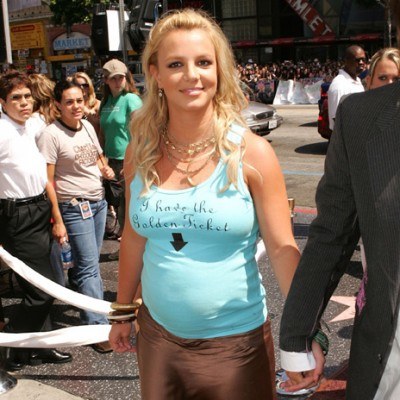 Britney Spears w bluzeczce z napisem "I Have The Golden Ticket" /AFP